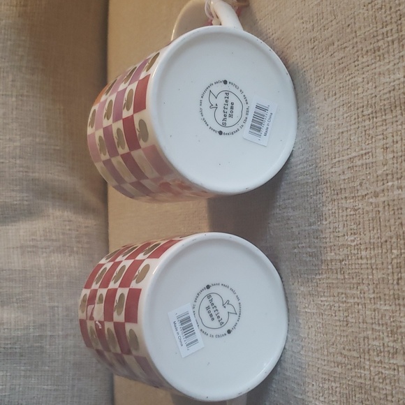 2 Coffee Mugs with 2 Keyfobs - Picture 5 of 14